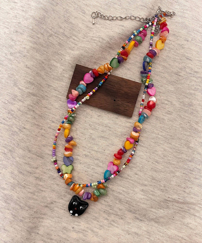 Collier avec pendentif double couche en perles de coquillages et chats noirs chics QU013