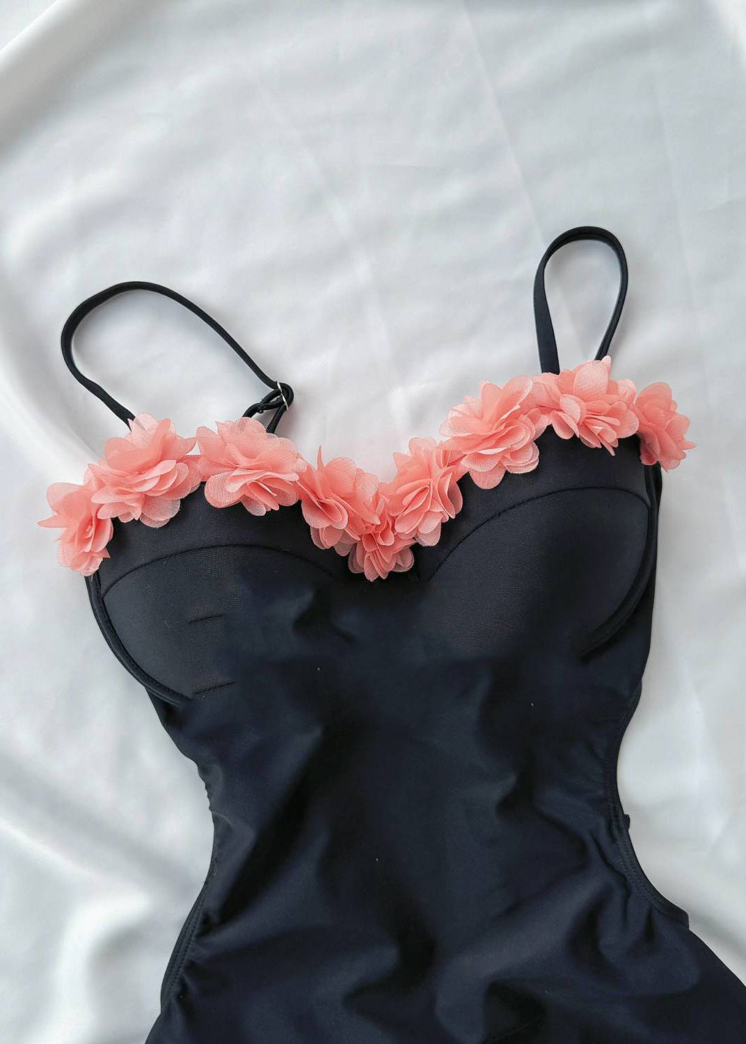 Schicker, ausgehöhlter, schwarzer Rüschenbody aus Tüll im Patchwork-Stil