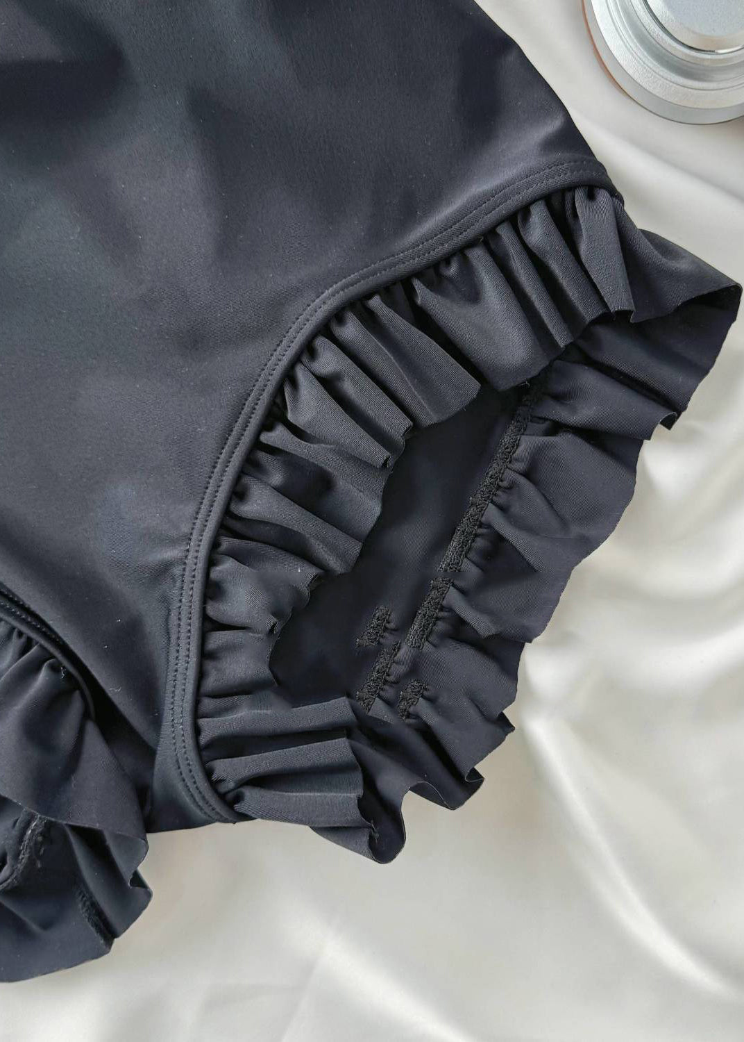 Schicker, ausgehöhlter, schwarzer Rüschenbody aus Tüll im Patchwork-Stil