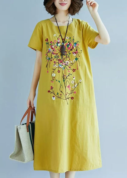 Gelbes Sommerkleid aus Leinen mit Stickereien