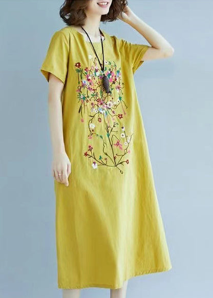 Gelbes Sommerkleid aus Leinen mit Stickereien
