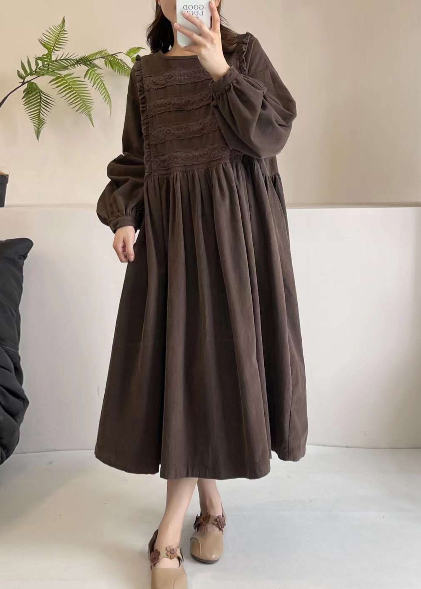 Besticktes, schokoladenbraunes, extra langes Frühlingscordkleid