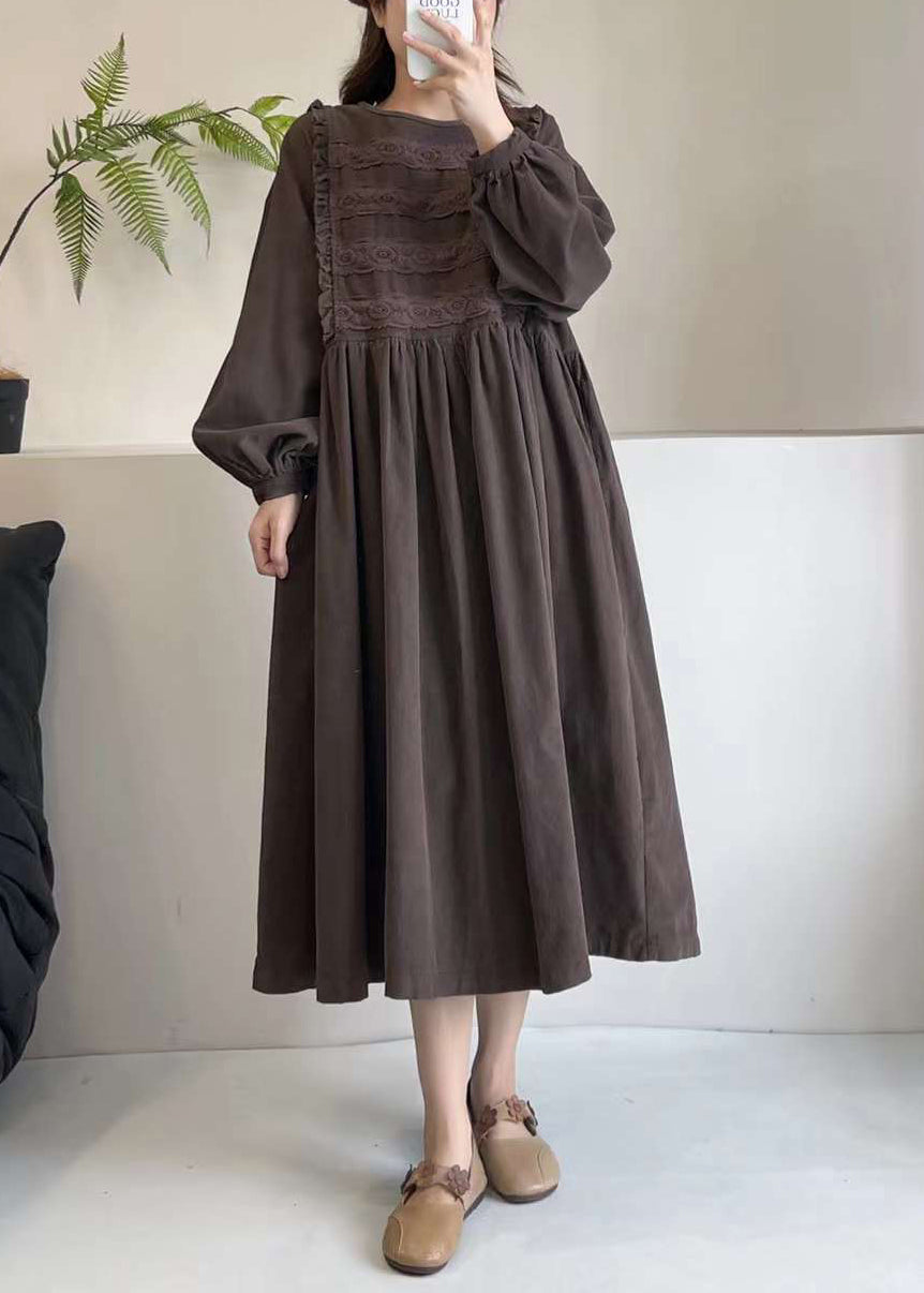 Besticktes, schokoladenbraunes, extra langes Frühlingscordkleid