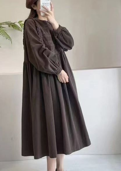 Besticktes, schokoladenbraunes, extra langes Frühlingscordkleid