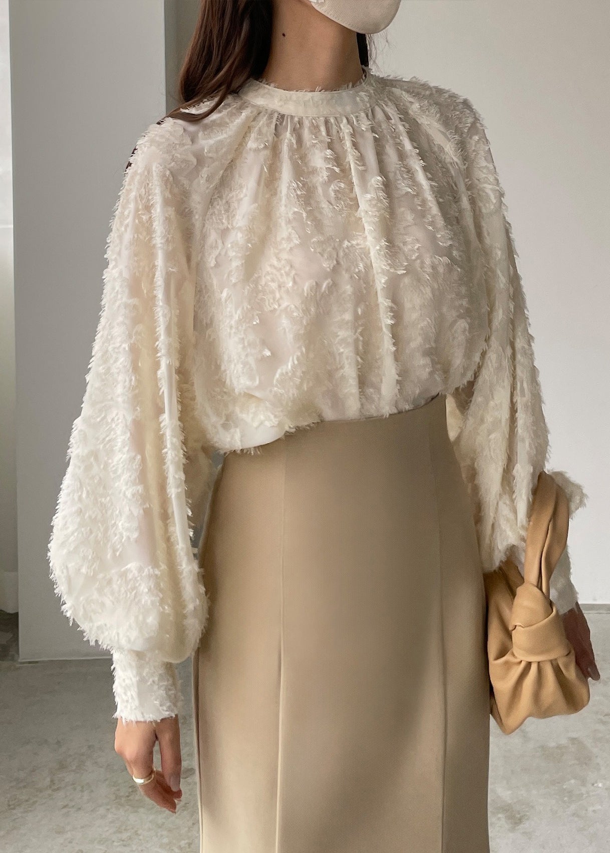 Edles beiges Chiffon-Hemd mit Quasten und Laternenärmeln TZ012