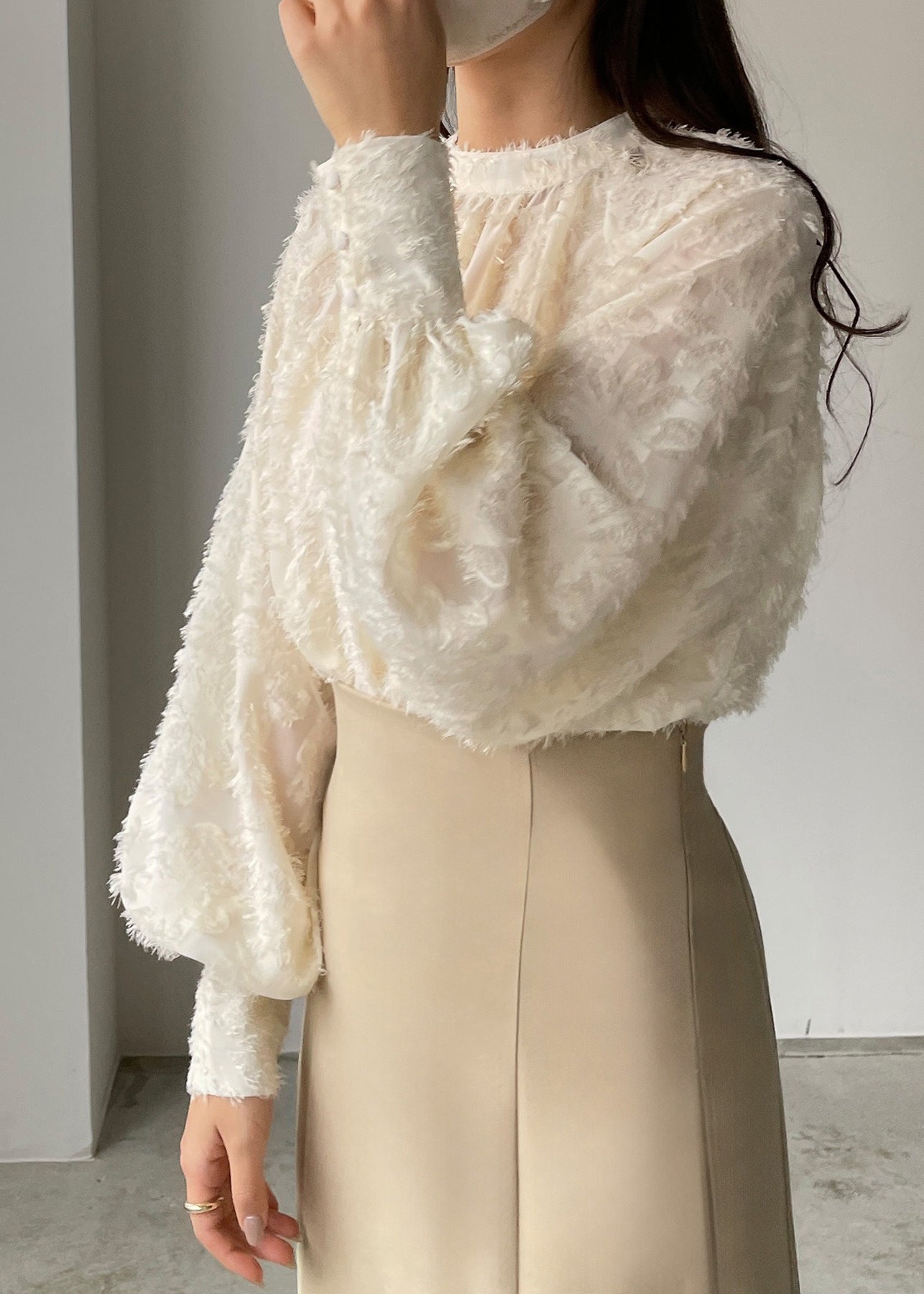 Edles beiges Chiffon-Hemd mit Quasten und Laternenärmeln TZ012