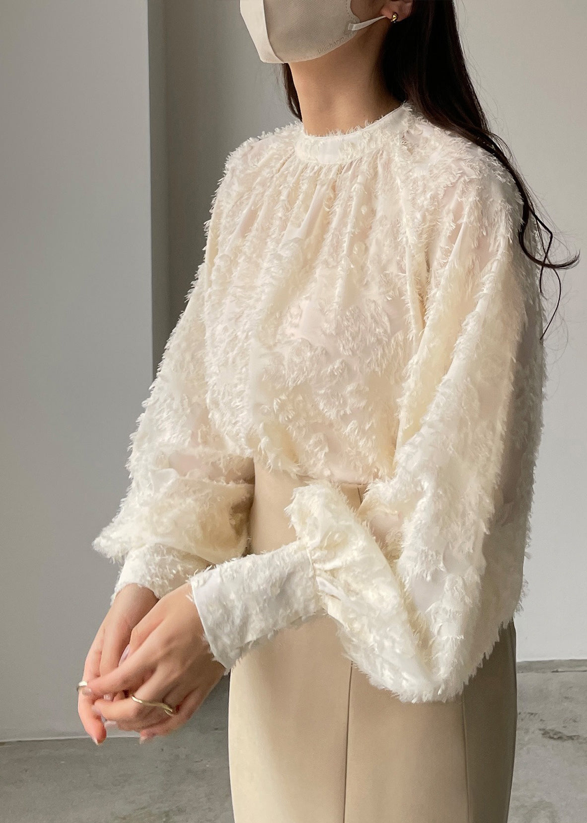 Edles beiges Chiffon-Hemd mit Quasten und Laternenärmeln TZ012