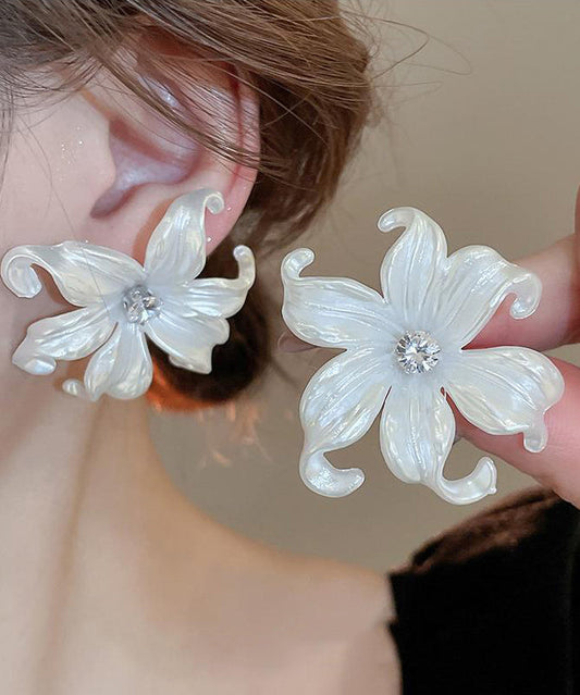 Boucles d'oreilles à tige florales élégantes en acrylique blanc et zircon ZZ055