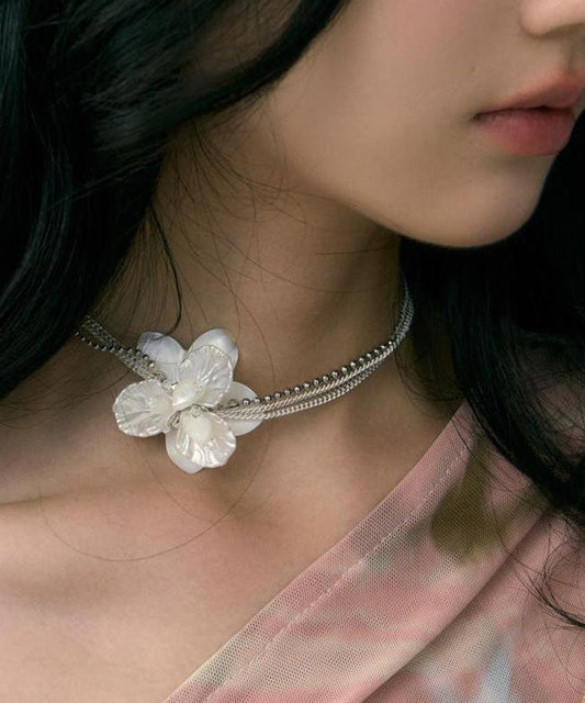 Edle weiße Edelstahl-Halskette mit floralen Perlen und Muscheln, mehrlagig, abgestuft, YR016