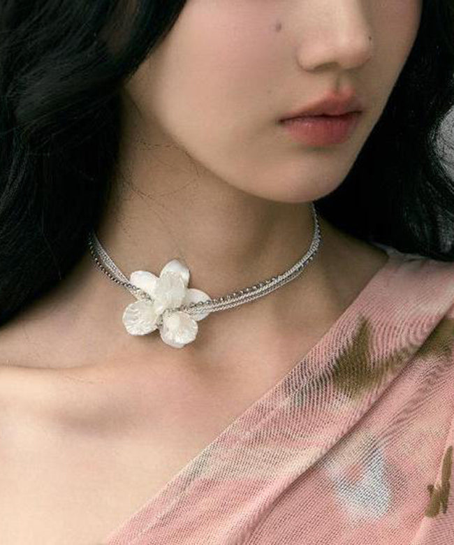 Edle weiße Edelstahl-Halskette mit floralen Perlen und Muscheln, mehrlagig, abgestuft, YR016
