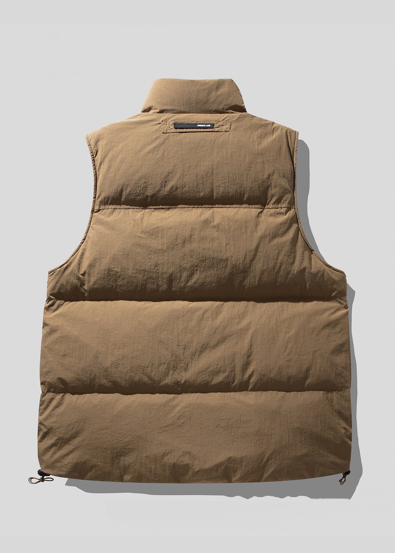 Coole braune Stehkragen-Reißverschluss-Entendaunenwesten für Herren im Winter TK022