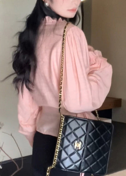 Joli haut rose en mousseline à volants et manches lanternes à col rond