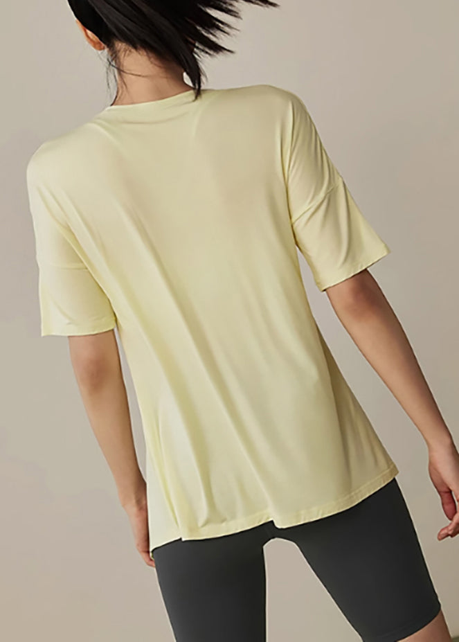 Débardeur jaune mignon à manches courtes et ouverture latérale pour le yoga