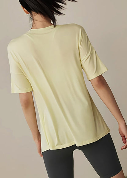 Débardeur jaune mignon à manches courtes et ouverture latérale pour le yoga