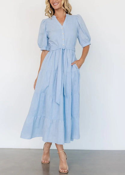 Robe longue élégante en coton bleu clair avec col en V et poches pour l'été AU1005