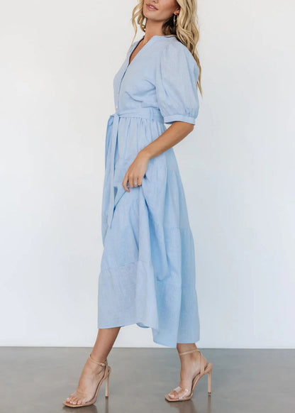 Robe longue élégante en coton bleu clair avec col en V et poches pour l'été AU1005