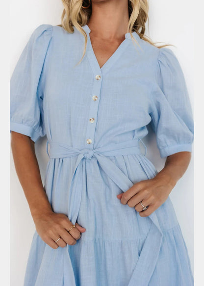 Robe longue élégante en coton bleu clair avec col en V et poches pour l'été AU1005