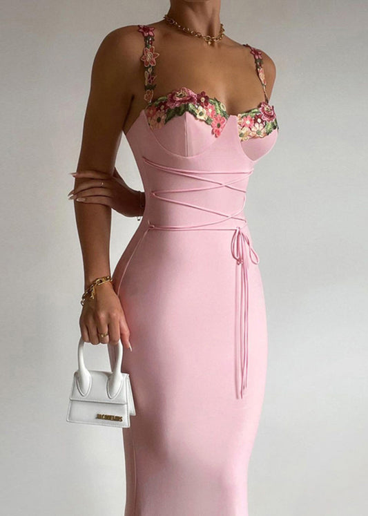 Elegantes Patchworkkleid mit Blumenmuster und Spaghettiträgern in Rosa