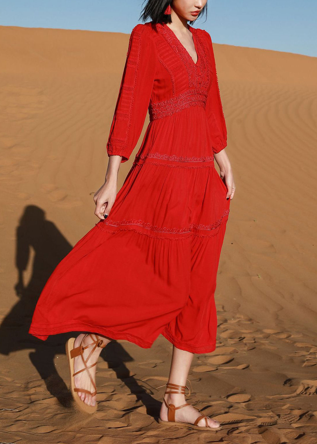 Robe rouge élégante en coton à col en V et long bracelet brodé