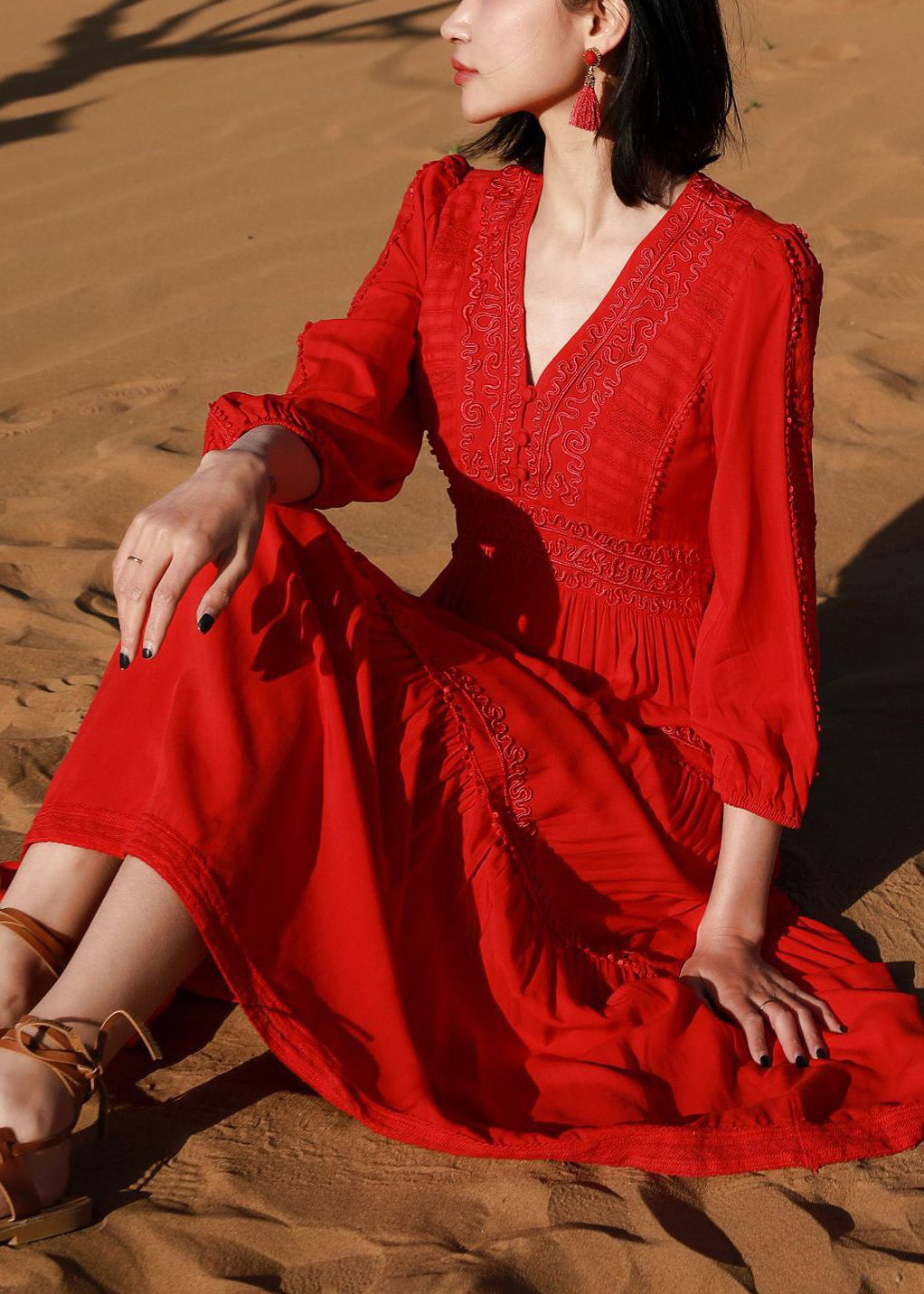 Robe rouge élégante en coton à col en V et long bracelet brodé