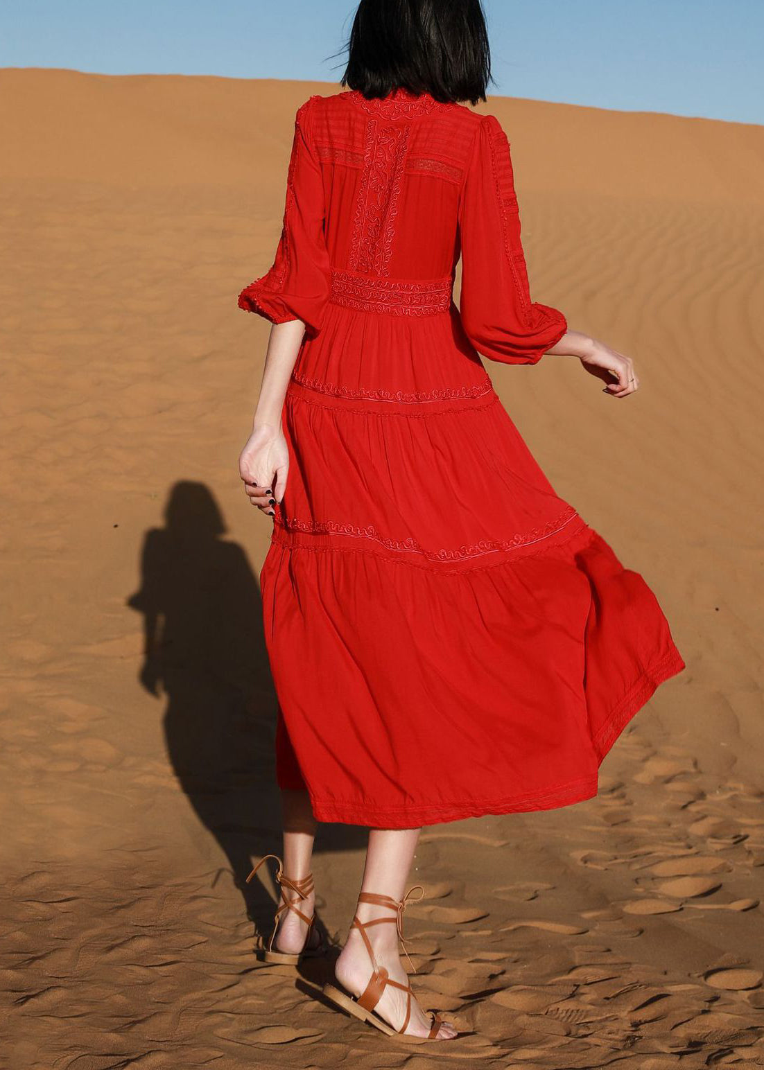 Robe rouge élégante en coton à col en V et long bracelet brodé