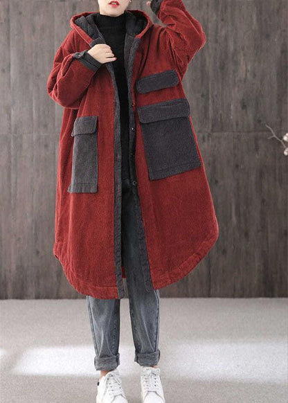 Manteau d'hiver élégant à capuche rouge avec poches et boutons à manches longues QS046