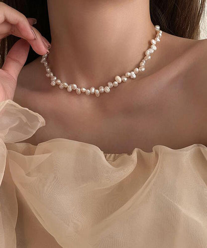 Collier élégant en alliage de perles blanches avec pampilles graduées GH1058