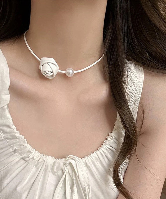 Elegantes weißes Edelstahl Perlenrosen Choker YA003