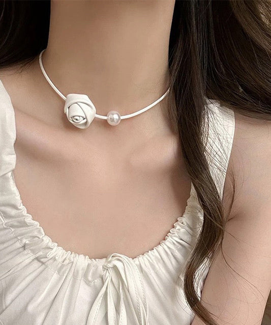 Elegantes weißes Edelstahl Perlenrosen Choker YA003