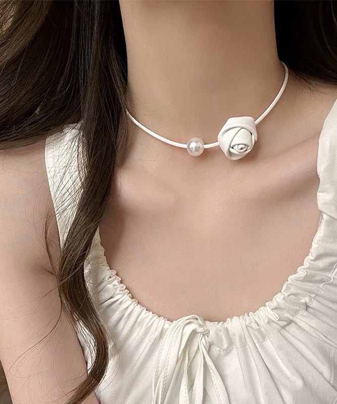 Elegantes weißes Edelstahl Perlenrosen Choker YA003