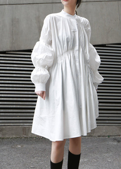 Robe en coton blanche à la mode avec design asymétrique et cintré pour l'automne QR006