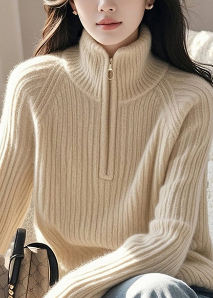 Feiner Beige Strickpullover mit Reißverschluss und hohem Kragen, Frühling TO012