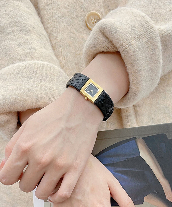 Goldfarbene, wasserdichte Armbanduhr mit Quarzwerk und feinem Lederarmband