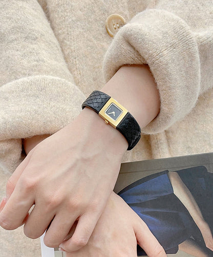 Goldfarbene, wasserdichte Armbanduhr mit Quarzwerk und feinem Lederarmband