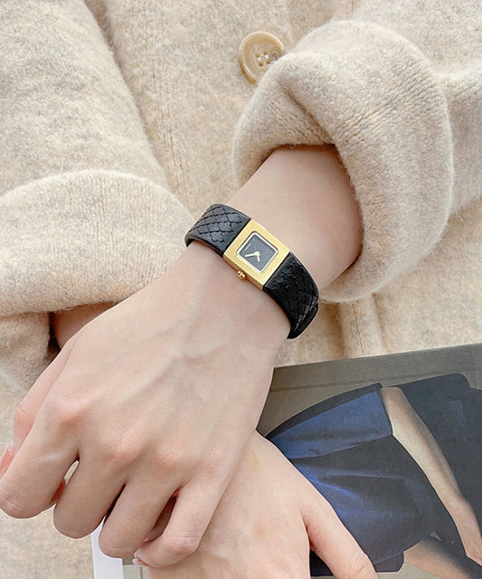 Goldfarbene, wasserdichte Armbanduhr mit Quarzwerk und feinem Lederarmband