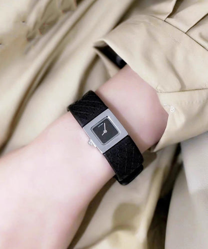 Goldfarbene, wasserdichte Armbanduhr mit Quarzwerk und feinem Lederarmband