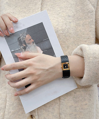 Goldfarbene, wasserdichte Armbanduhr mit Quarzwerk und feinem Lederarmband