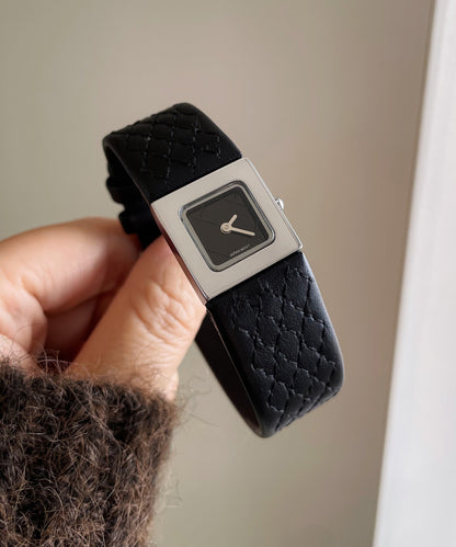 Goldfarbene, wasserdichte Armbanduhr mit Quarzwerk und feinem Lederarmband