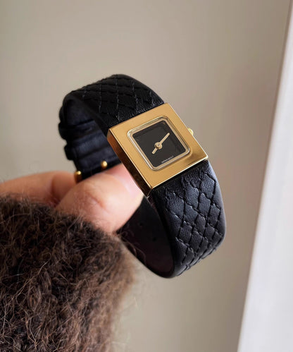 Goldfarbene, wasserdichte Armbanduhr mit Quarzwerk und feinem Lederarmband