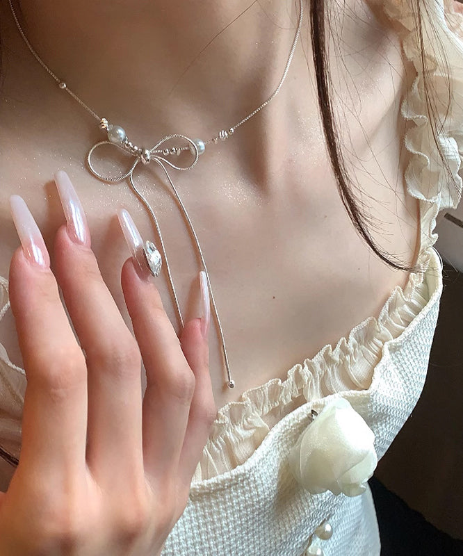 Collier avec pendentif en forme de nœud en alliage de soie fine et perles YU002