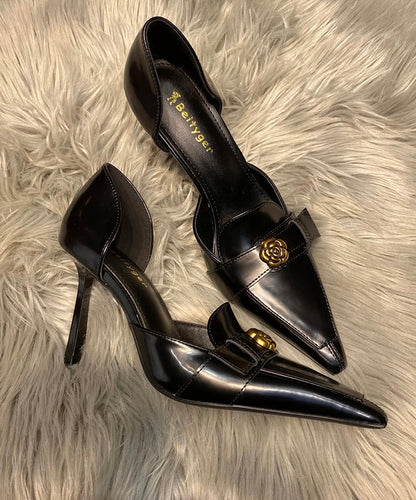 Feine spitze hohe schwarze Zehenspleiß-Stilettos aus Schaffell