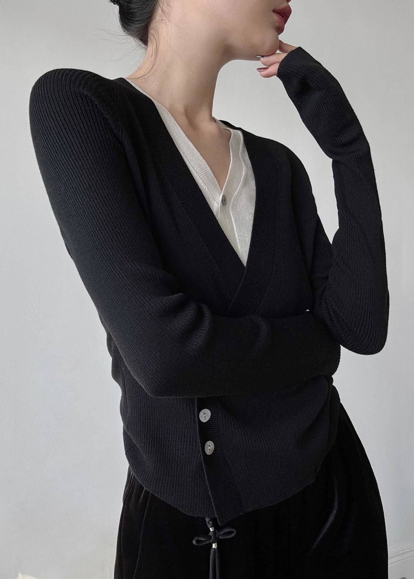 Ensemble deux pièces en tricot noir ajusté à col en V et design asymétrique, printemps TY027