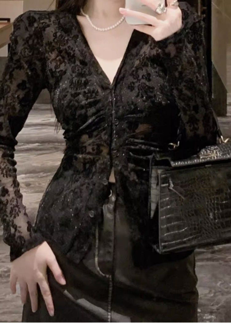 Beflocktes Top, tailliert, Frühling, V-Ausschnitt, schwarze Spitze