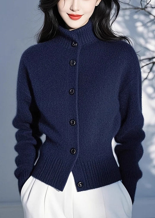 Taillierte blaue Strickjacke mit Stehkragen und Knopfleiste aus Baumwolle, Frühling TO039
