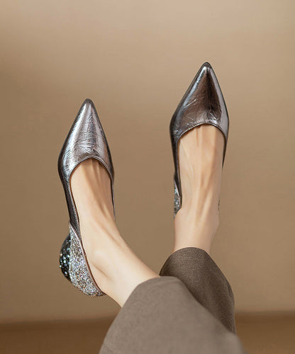 Spitzer silberner Zehenabsatz aus klobigem braunem Kunstleder mit Spleißen