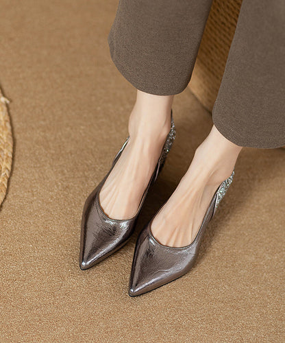 Spitzer silberner Zehenabsatz aus klobigem braunem Kunstleder mit Spleißen