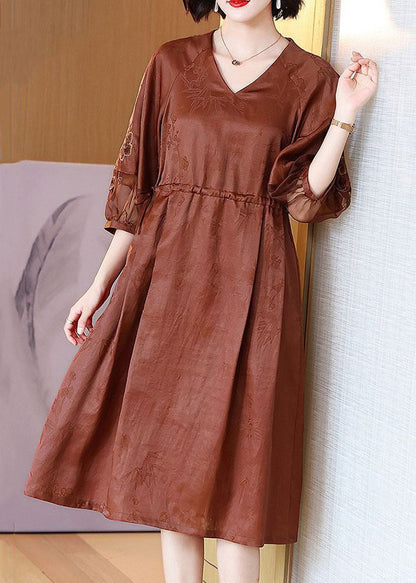 Robe en soie brodée caramel français avec poches à la taille et bracelet OP1055