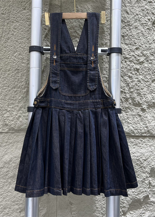 Ärmelloser Jumpsuit aus zerknittertem Denim mit Knöpfen in französischer Marine MN087