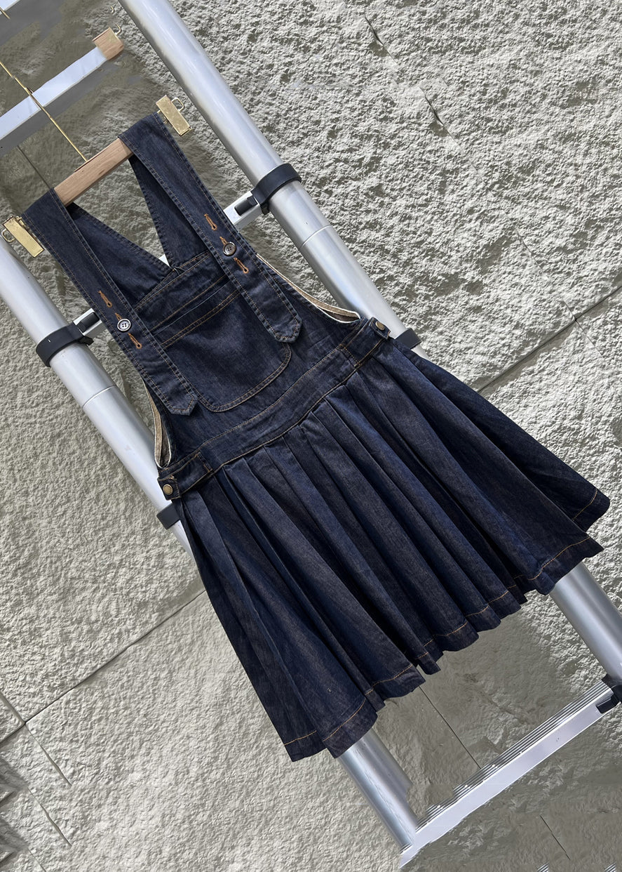 Ärmelloser Jumpsuit aus zerknittertem Denim mit Knöpfen in französischer Marine MN087