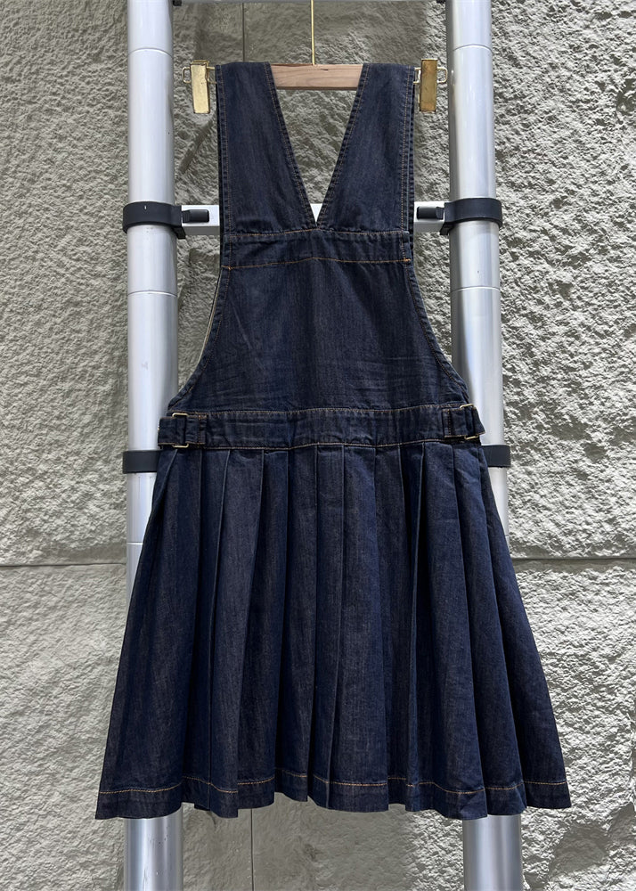 Ärmelloser Jumpsuit aus zerknittertem Denim mit Knöpfen in französischer Marine MN087